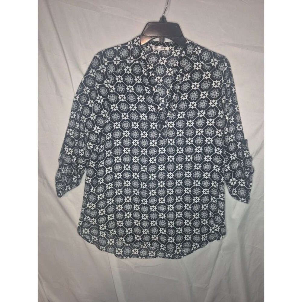 Teenbell Blue & White Geometric Floral Print V-Neck Roll-Tab Sleeve Blouse